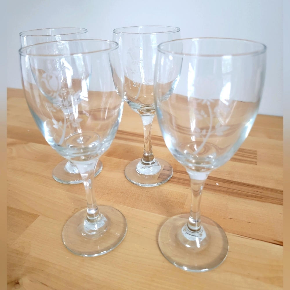 Like new 4 stemmed wine glasses